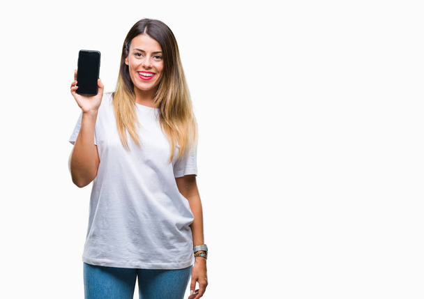 Giovane bella donna che mostra lo schermo bianco dello smartphone su sfondo isolato con un volto felice in piedi e sorridente con un sorriso fiducioso che mostra i denti
 - Foto, immagini