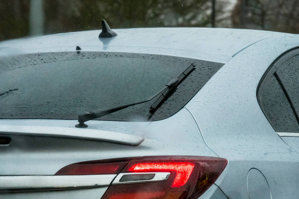 parte posterior del coche con limpiaparabrisas en gotas de lluvia
 - Foto, imagen