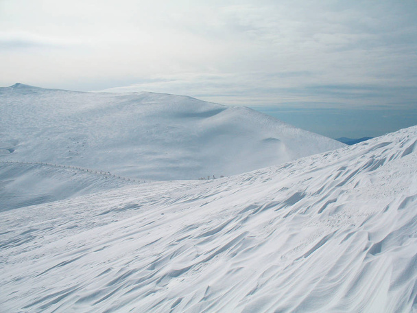 La neige blanche couvrait les sommets montagneux en altitude. Fond froid d'hiver
 - Photo, image