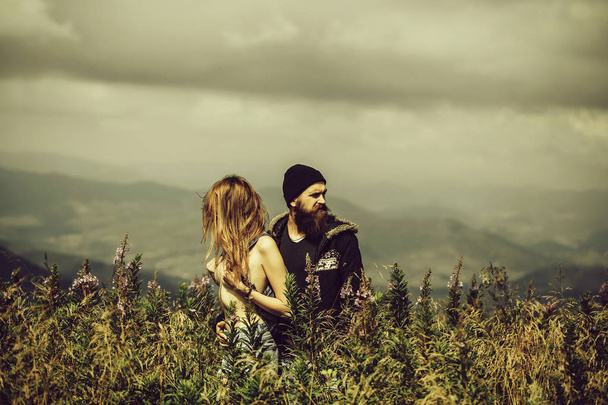 Romantic couple on mountain top - Foto, imagen