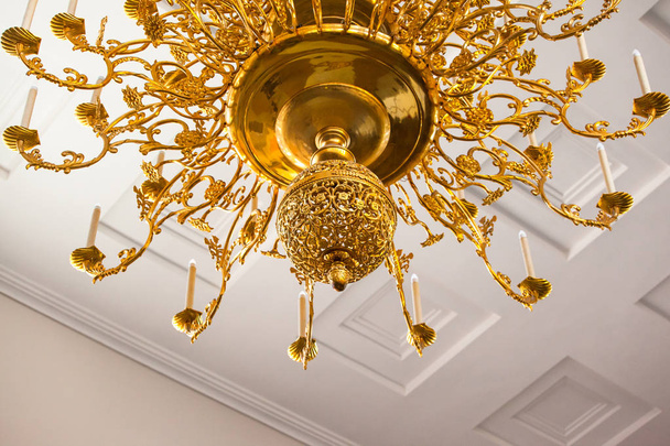 Krásný velký zlatý lustr s ornamenty - Fotografie, Obrázek