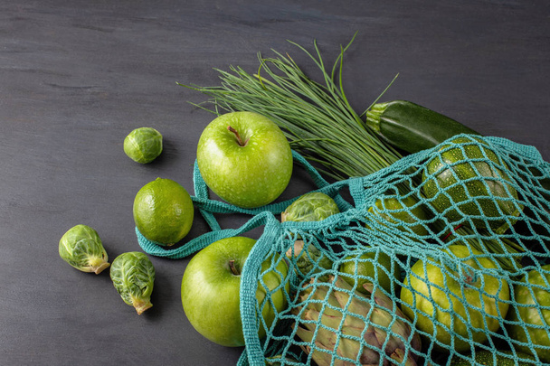 Bovenaanzicht van verse biologische groenten in groene kleur. Gezond eten concept in de verschillende seizoenen. Biologische landbouw, landbouw, markt, winkelen - Foto, afbeelding