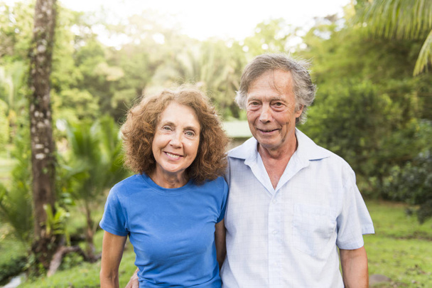 Egy gyönyörű, idős házaspár állt átfogó szabadban portréja - Fotó, kép