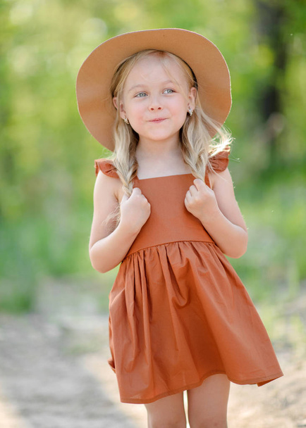 portrait of little girl outdoors in summer - Foto, Bild