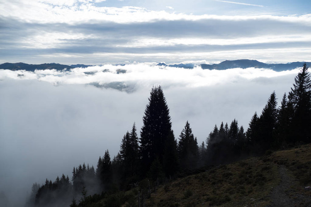 красивые осенние походы в берхтесгаденские Альпы с туманом в долине и потрясающими видами
 - Фото, изображение