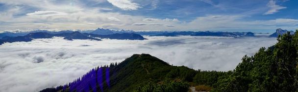 belas caminhadas de outono em berchtesgadener alpes com nevoeiro no valey e vistas deslumbrantes
 - Foto, Imagem