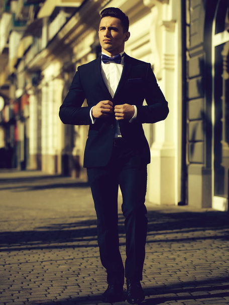 Man in suit ooutdoor  - Fotoğraf, Görsel