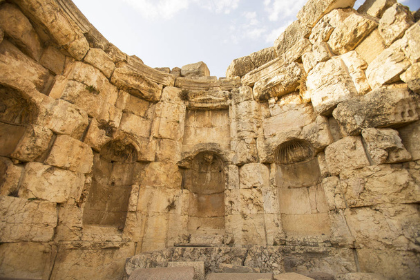 Римские руины древнего храмового комплекса Гелиополиса. Баальбек, долина Фалаа, Ливан
. - Фото, изображение