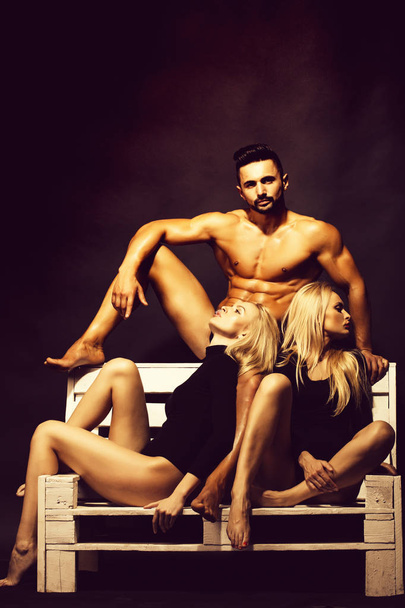 man with muscular body with twin girls - Zdjęcie, obraz