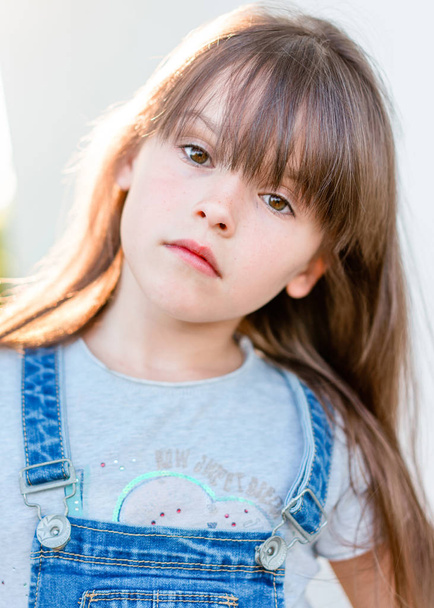 portrait of little girl outdoors in summer - Фото, зображення