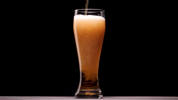 Light beer pouring in glass. Bubbles and foam. - Záběry, video