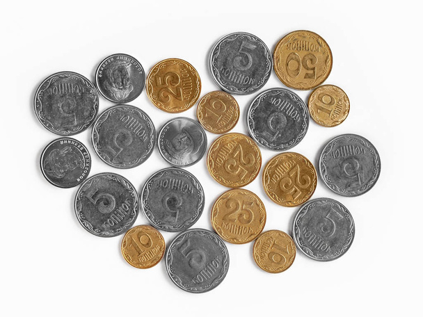 Stapel von Münzen auf weißem Hintergrund. Platz für Text. - Foto, Bild