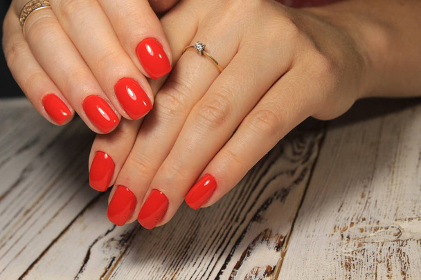 модний червоний манікюр на довгих красивих нігтях
 - Фото, зображення