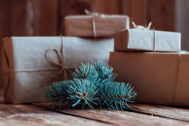 Розпакування різдвяні подарунки з різними смакоти в європейській родині. - Фото, зображення