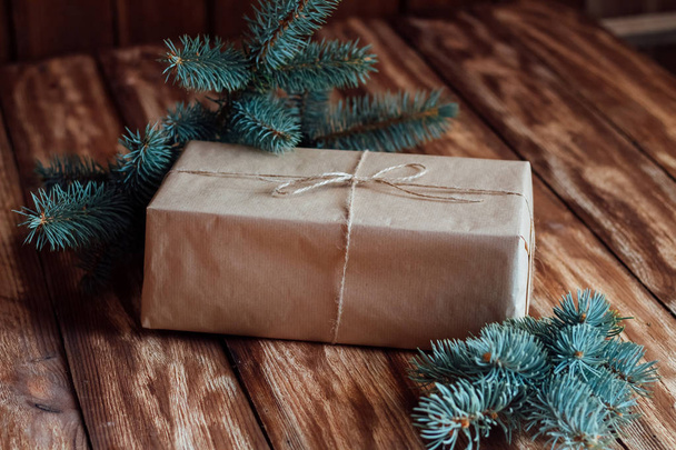 Hermosos regalos de Navidad bajo el árbol en una acogedora casa europea
. - Foto, Imagen