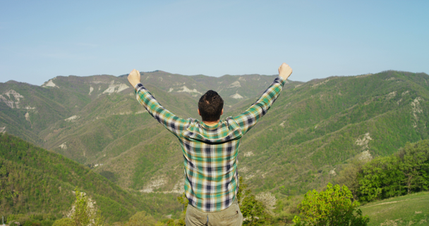 βίντεο του ταξιδιώτη άνθρωπος στέκεται και βλέπουν τα βουνά το καλοκαίρι  - Πλάνα, βίντεο