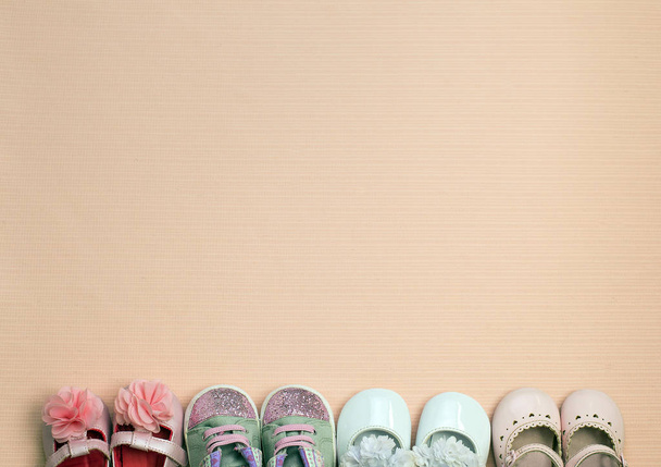 Çok şirin bebek ayakkabı pembe, üstten görünüm yerleştirilir - Fotoğraf, Görsel