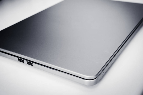 stilvoller moderner Metallic-Laptop auf weißem Hintergrund - Foto, Bild