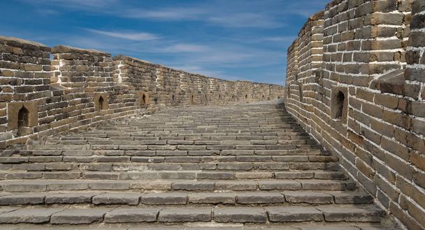 Zeer goed bewaarde trap van de grote muur van China in Mutianyu in de buurt van Beijing - Foto, afbeelding