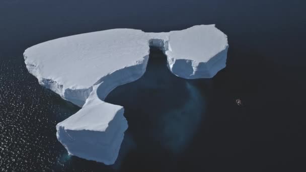 Εναέρια επισκόπηση του παγόβουνου ανάμεσα στον ωκεανό της Ανταρκτικής. - Πλάνα, βίντεο