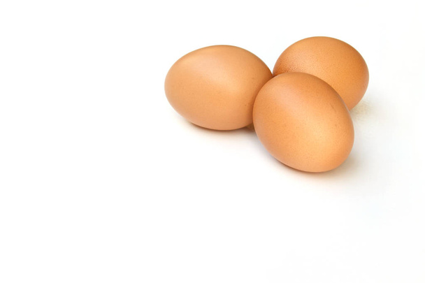 Eieren op witte achtergrond - Foto, afbeelding
