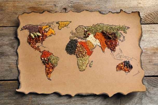 Carta con mappa del mondo fatta di diverse spezie aromatiche su sfondo di legno, vista dall'alto
 - Foto, immagini