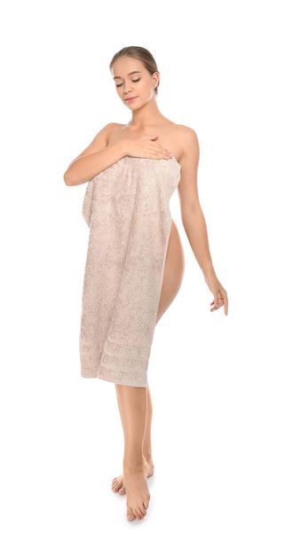 Retrato de comprimento total da jovem mulher bonita com toalha no fundo branco
 - Foto, Imagem