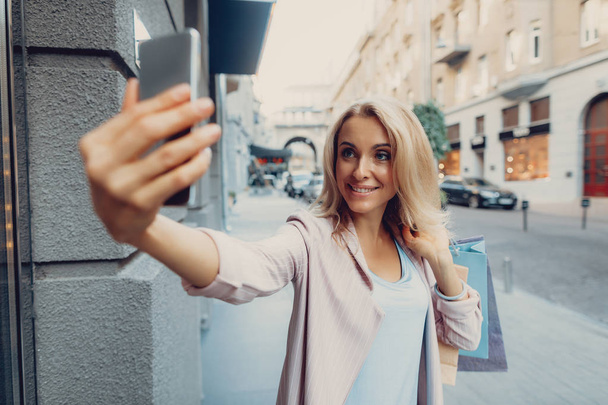 Szép nő, ami selfie, az utcán - Fotó, kép