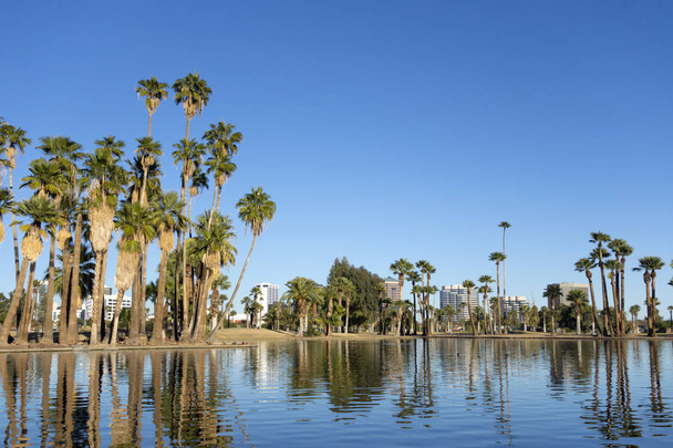 Világos kék téli ég, a tó a Encanto park található, közvetlenül a belvárosban Phoenix, Arizona; Copyspace - Fotó, kép