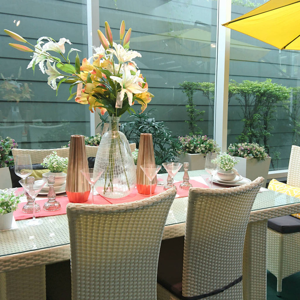 Cenário de mesa de jantar decorado com flores
  - Foto, Imagem