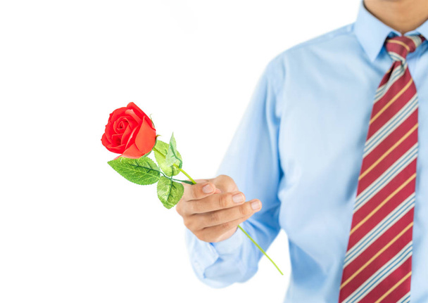 Fechar foto de Homem segurando rosas vermelhas na mão sobre fundo branco - Foto, Imagem