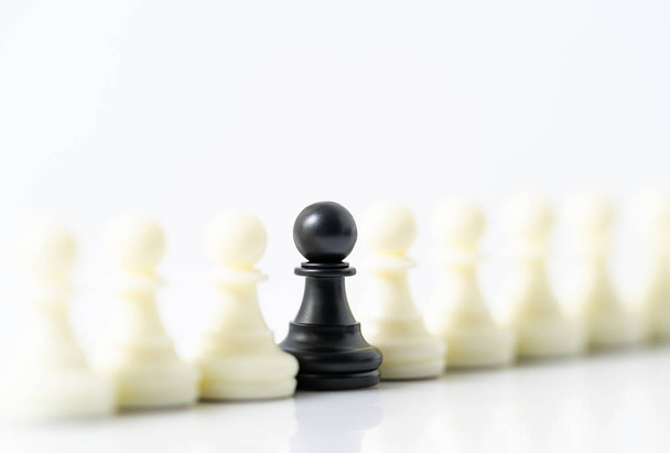 Close up Set zwart-wit schaakstukken op schaakbord, Set schaakfiguren op witte achtergrond - Foto, afbeelding