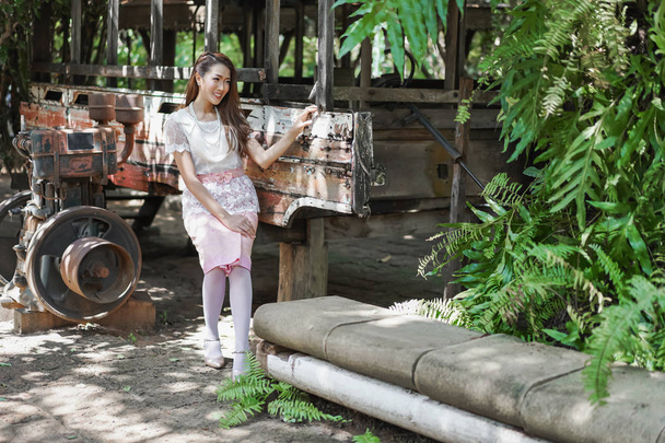 Thai hagyományos ruha a gyönyörű fiatal nő portréja - Fotó, kép