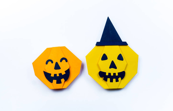 Origami Halloween. Pumpkin made of paper. Copy space - Foto, Imagem