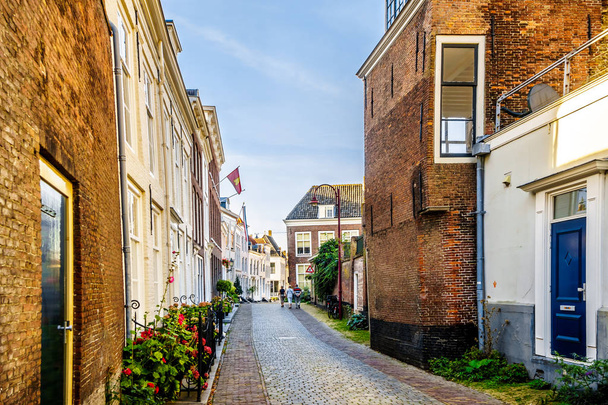 Naplemente, át a keskeny utcákon a történelmi város Middelburg Zeeland tartomány, Hollandia - Fotó, kép