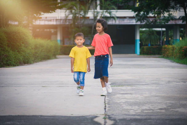 Antecedentes borrosos de Little Asian Brothers y hermanas caminan de la mano. amor conceptos familiares
 - Foto, Imagen