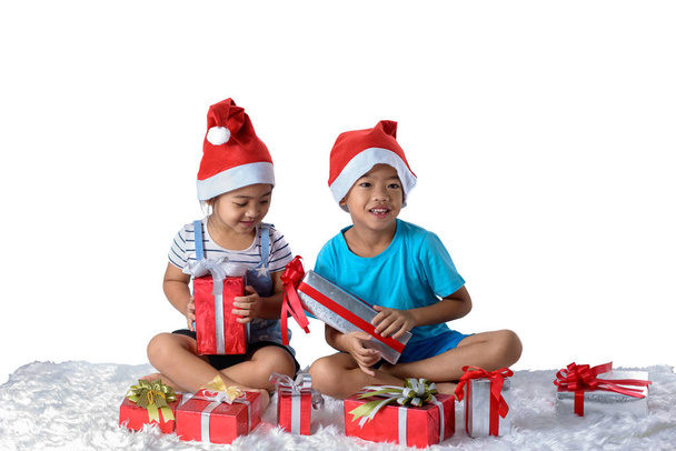 портрет щасливого маленького азіатського хлопчика і дівчинки з безліччю подарункових коробок ізольовані на білому тлі з відсічним контуром
 - Фото, зображення