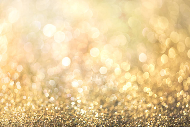 Gold glitzern Bokeh bunten verschwommenen abstrakten Hintergrund für Geburtstag, Jahrestag, Hochzeit, Silvester oder Weihnachten. - Foto, Bild