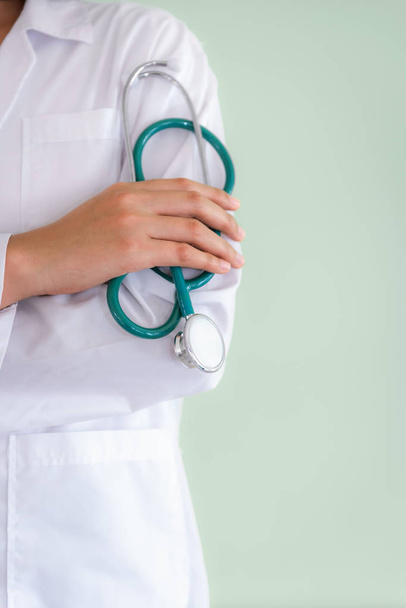 Concept de bilan de santé, portrait en gros plan d'une femme médecin tenant un stéthoscope sur son bras
. - Photo, image