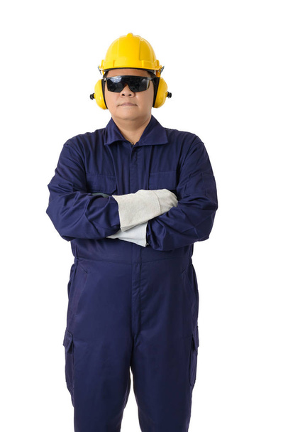Portret van een werknemer in Mechanic Jumpsuit met helm oorkappen, beschermende handschoenen en veiligheidsbril geïsoleerd op een witte achtergrond uitknippad - Foto, afbeelding