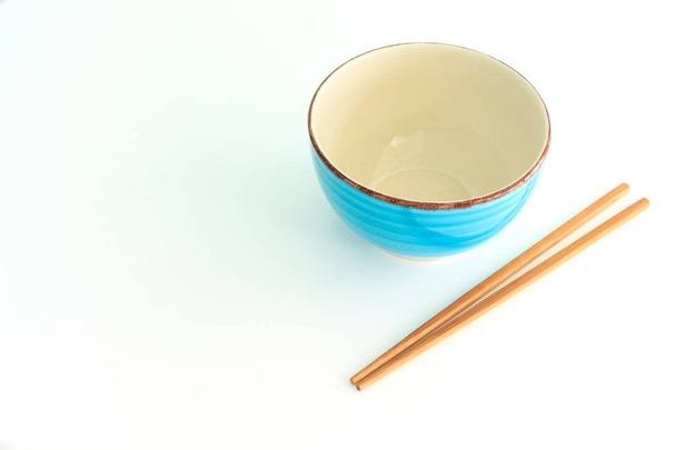 chopsticks tigela tradição chinês japonês no fundo branco
 - Foto, Imagem