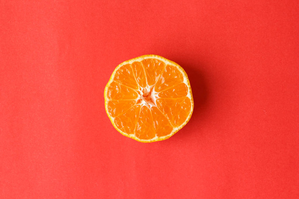 écorce de fruit d'orange sur fond rouge
 - Photo, image