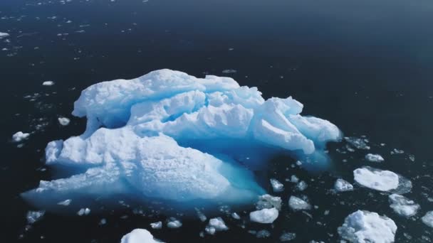 Lotnicze lot nad iceberg Antarktyda Oceanie. - Materiał filmowy, wideo