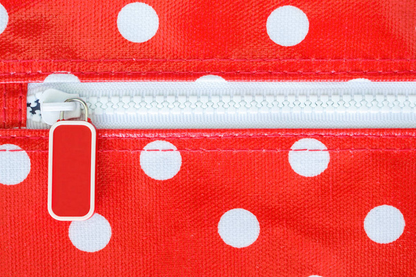 witte rits op zak van witte stippen rood - Foto, afbeelding