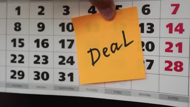 Bürokalender, Aufkleber mit der Aufschrift Deal. - Filmmaterial, Video