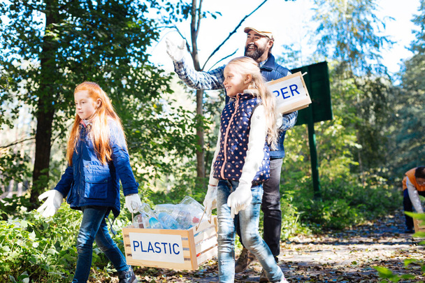 Mignonnes jeunes filles enlever les déchets en plastique
 - Photo, image