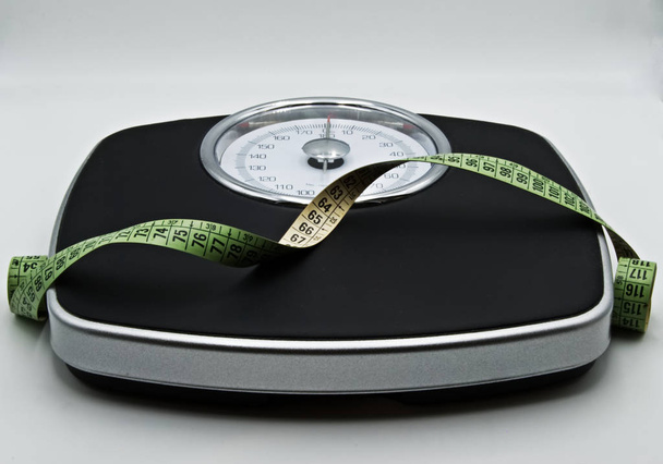 Інструменти вимірювання дієти на білому столі
 - Фото, зображення
