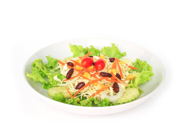 zelený salát talíř čerstvé zeleniny hranice na bílém pozadí - Fotografie, Obrázek