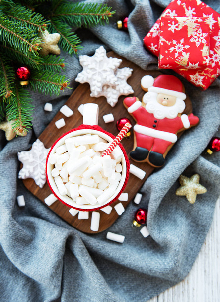 hot chocolate with marshmallows and gingerbread cookie on a grey scarf - Fotografie, Obrázek