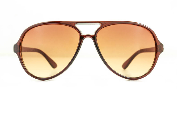 сонцезахисні окуляри на білому фоні
 - Фото, зображення
